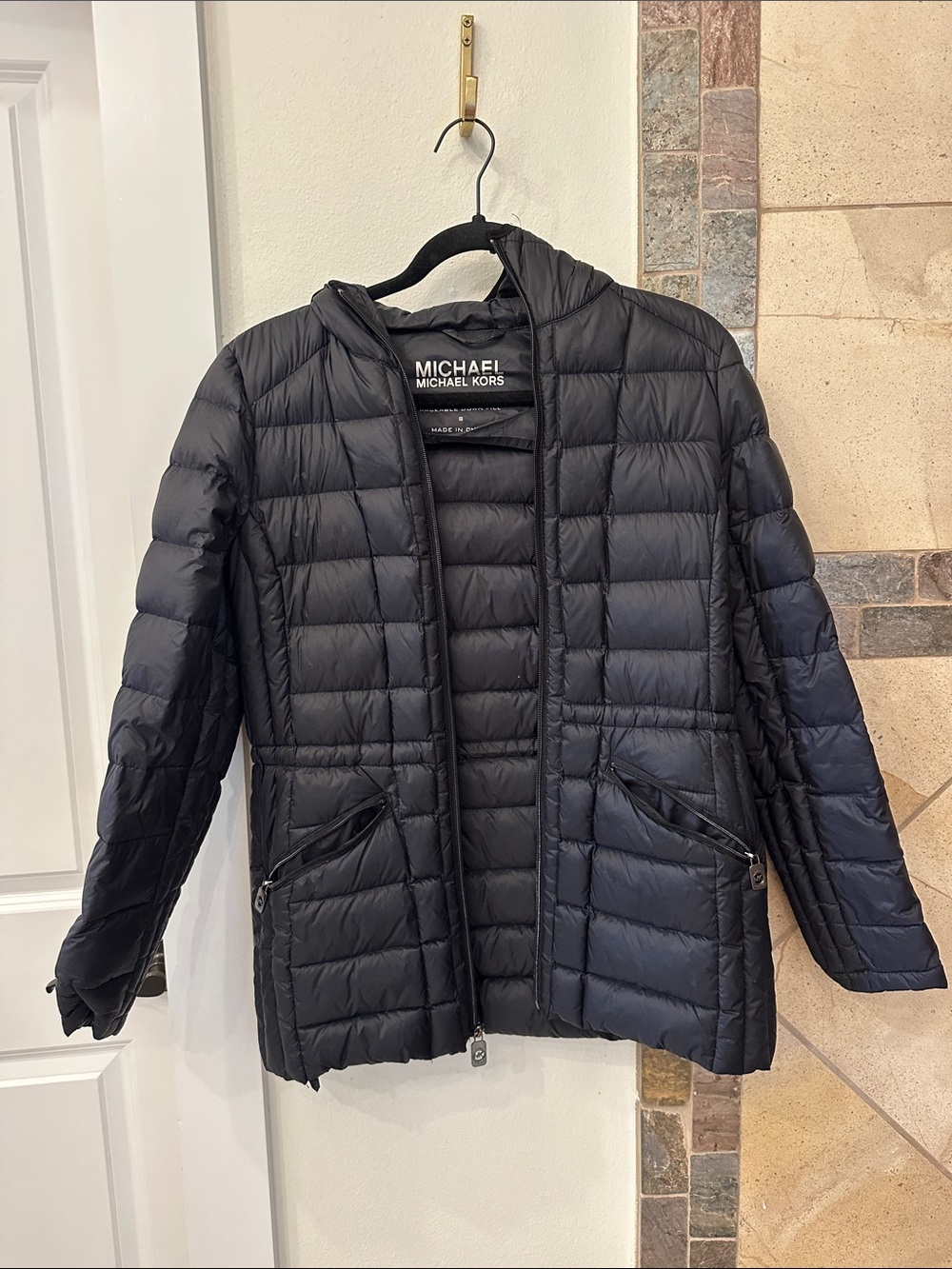MICHAEL Michael Kors Black Quilted Hooded Puffer Jacket. Small